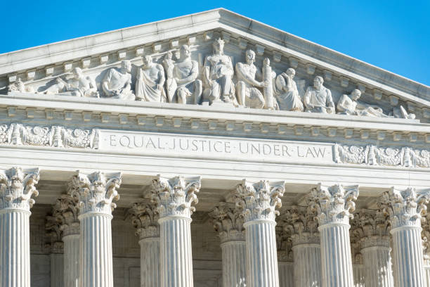 close-up of the supreme court - us supreme court fotos imagens e fotografias de stock