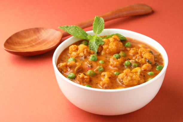 インド料理 カリフラワーグリーンピースカレー - tomato curry ストックフォトと画像