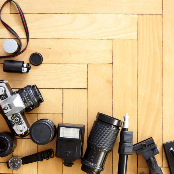 old type photographic equipment on wooden floor - fountain pen flash imagens e fotografias de stock