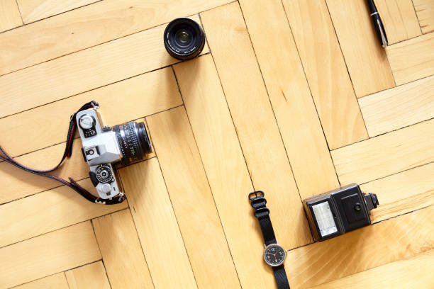 équipement photographique de type ancien sur le plancher en bois - fountain pen flash photos et images de collection