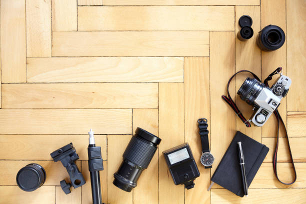 old type photographic equipment on wooden floor - fountain pen flash imagens e fotografias de stock