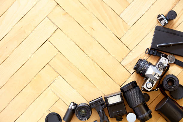 équipement photographique de type ancien sur le plancher en bois - fountain pen flash photos et images de collection