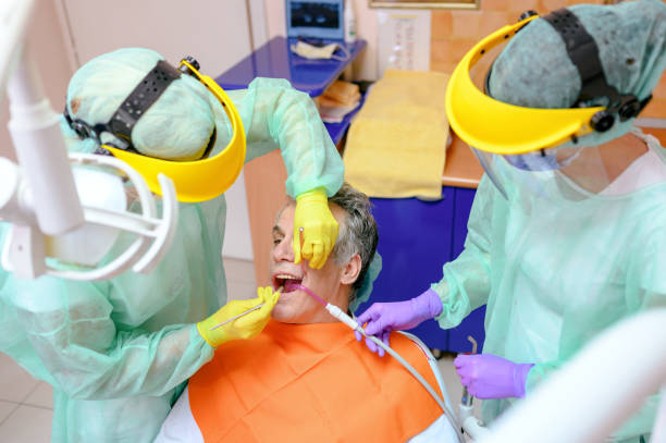 성숙한 남자 에 이 치과 의사 - dental equipment dental drill dentist surgical mask 뉴스 사진 이미지