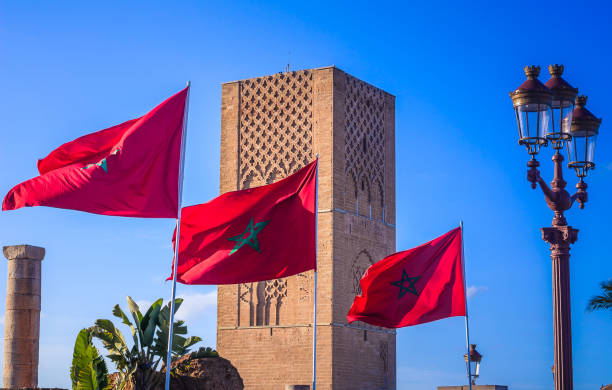 torre hassan y banderas de marruecos - cairo egypt mosque minaret fotografías e imágenes de stock