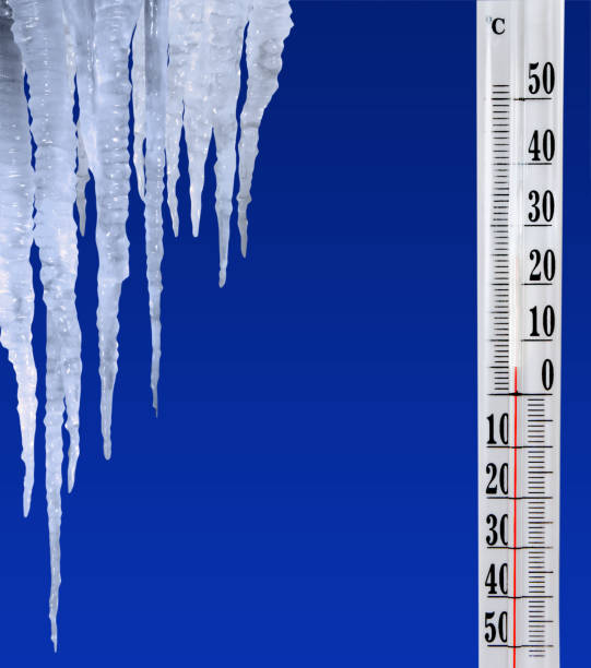 сосульки и термометр на фоне неба - meteorology diamond weather ice стоковые фото и изображения