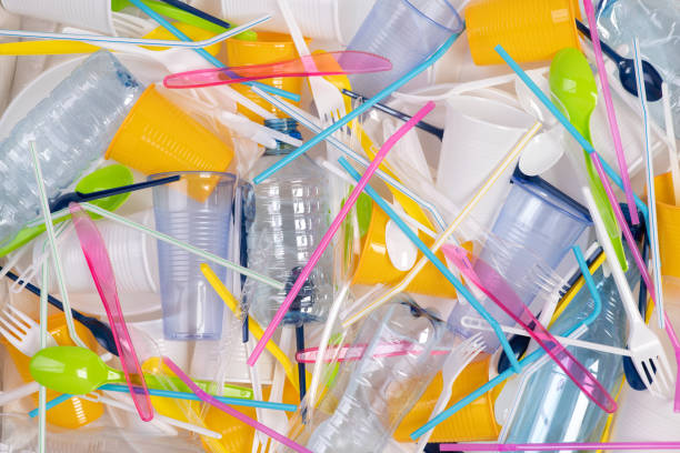 병, 컵, 포크, 숟가락 및 마시는 빨대와 같은 일회용 일회용 플라스틱 물체 - disposable 뉴스 사진 이미지
