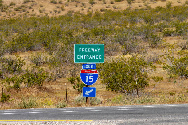 freeway entrance south interstate 15 signage no deserto de mojave na califórnia - baker california - fotografias e filmes do acervo