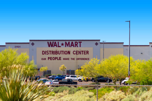 walmart distribution center in apple valley, kalifornien - walmart stock-fotos und bilder
