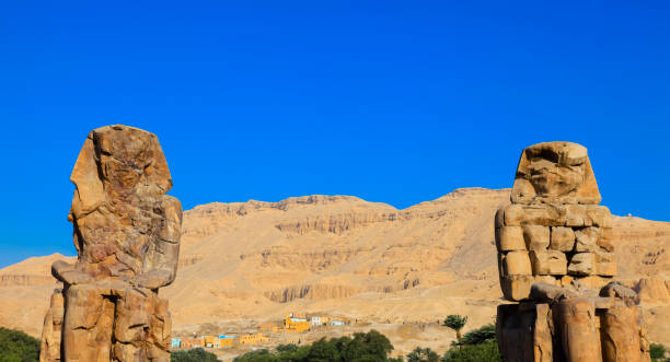 kolosy memnon w luksor zachodni brzeg, egipt - luxor west bank zdjęcia i obrazy z banku zdjęć