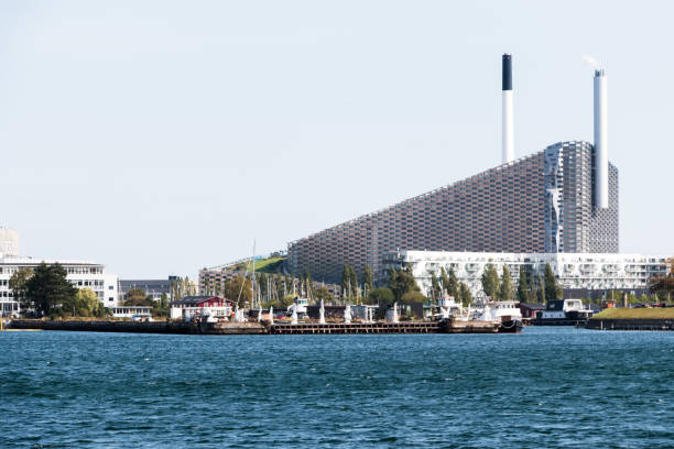 amager bakke, usina de energia combinada e resíduos em amager, copenhague, dinamarca - amager - fotografias e filmes do acervo