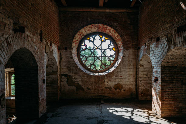 古い放棄された城の丸いステンドグラスの窓 - abandoned church indoors dirty ストックフォトと画像