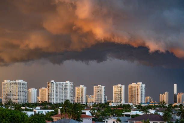 wieżowce aventura z ciemnym niebem - hurricane florida zdjęcia i obrazy z banku zdjęć