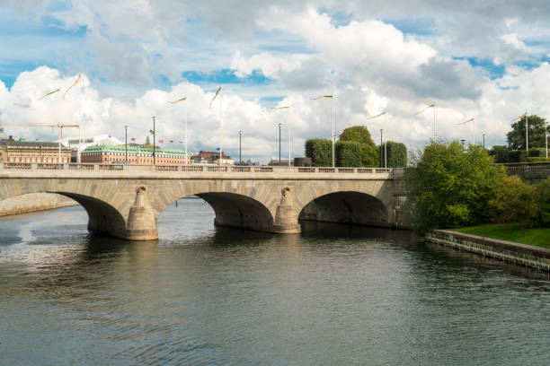 pont de norrbro par le parlement suédois riksdag - norrbro photos et images de collection