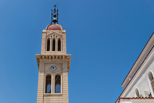Detalle del campanario de la iglesia Megalos Antonios en el cielo azul sin nubes en Rethymnon, Creta, Grecia photo