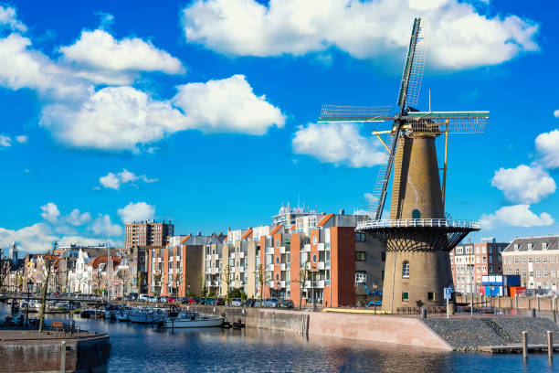 zabytkowa dzielnica delfshaven z wiatrakiem w rotterdamie w holandii. południowej holandii. letni słoneczny dzień - windmill architecture traditional culture mill zdjęcia i obrazy z banku zdjęć