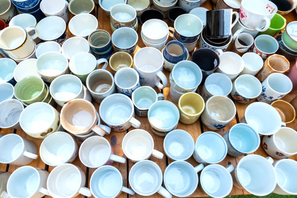 Porcelain tea cups and coffee cups are sold in the beautiful second-hand market