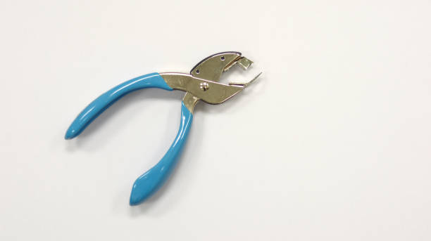 le délétère de base bleu et métallique peut employer pour enlever un agrafe de fer du papier, des outils dans des équipements de bureau ou de papeterie pour la gestion d’affaires, isolés dans le fond blanc et a l’espace de copie. - staple remover photos et images de collection