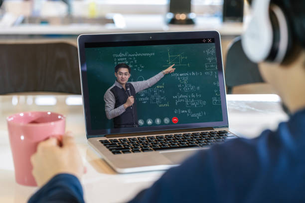 vista posteriore dell'apprendimento degli studenti asiatici con insegnante sulla lavagna tramite videoconferenza - teacher professor science university foto e immagini stock