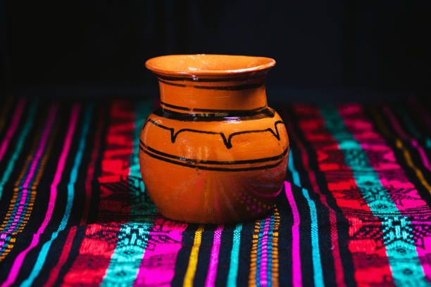 taza de arcilla mexicana tradicional para el café en méxico - mexican pots fotografías e imágenes de stock