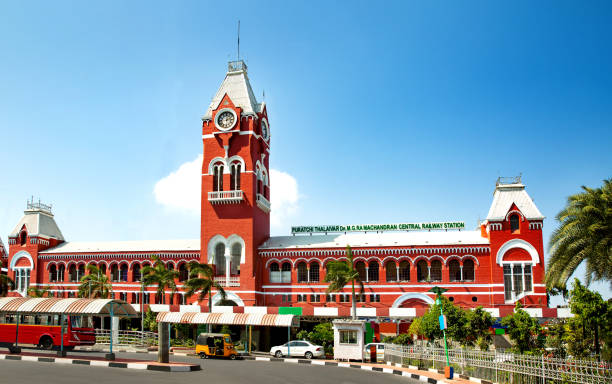 puratchi thalaivar dr. mgr stazione ferroviaria centrale,chennai central railway station, india, tamilnadu bella vista giorno azzurro dire - central train station foto e immagini stock