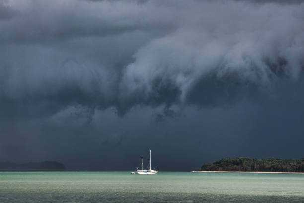 小さな白い帆船の上の海に形成される極端な気象サイクロン雲を予感させる - storm cloud tornado thunderstorm storm ストックフォトと画像