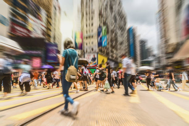 blurred tłum samochodów i tramwajów z nierozpoznawalnych pieszych spaceru po przejściu przez central district w godzinach szczytu dnia pracy, hong kong, - crosswalk crowd activity long exposure zdjęcia i obrazy z banku zdjęć