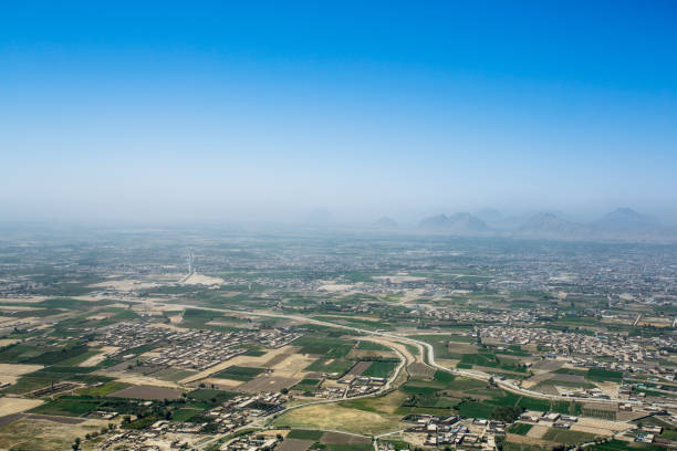 bellissima città con montagna desertica a kandahar afghanistan - kandahar foto e immagini stock