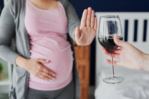 donna incinta che rifiuta un bicchiere di vino - abdomen addiction adult alcohol foto e immagini stock