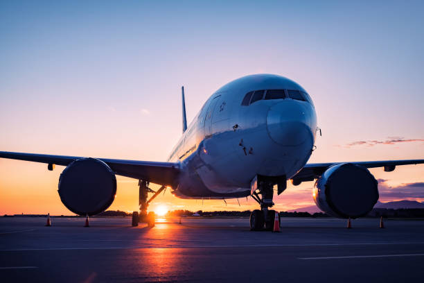 air canada 777 im lager geparkt - boeing stock-fotos und bilder