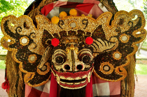 costume da leone stile bali per gli indonesiani indossare ballare in legong e barong waksirsa dance - danza del legong immagine foto e immagini stock