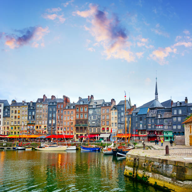 honfleur harbour, fransa - normandiya stok fotoğraflar ve resimler