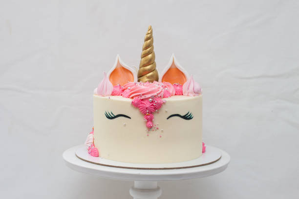 pastel casero de unicornio decorado con crema batida. fondo liso gris claro. - gateaux cake birthday decorating fotografías e imágenes de stock