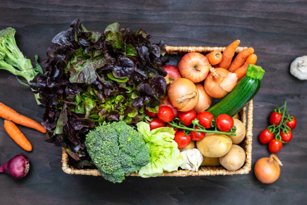 나무 탁자 위에 있는 지역 야채 상자, 꼭대기 전망 - zucchini vegetable food crate 뉴스 사진 이미지