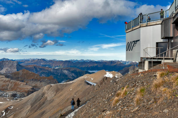 piz gloria, le point de vue, le restaurant et la station terminale de téléphérique situé sur le sommet de la montagne schilthorn surplombant les alpes suisses en suisse - muerren photos et images de collection