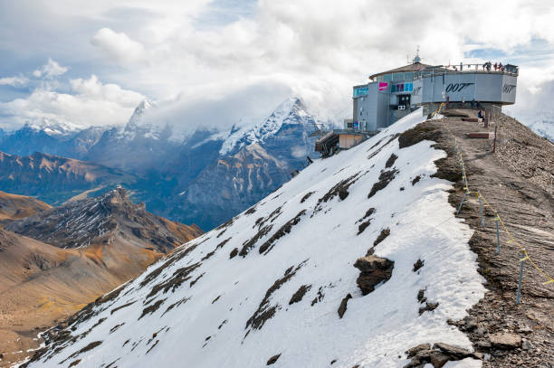 piz gloria, il punto panoramico, il ristorante e la stazione del terminal della funivia situato sulla cima del monte schilthorn che domina le alpi svizzere in svizzera - muerren foto e immagini stock
