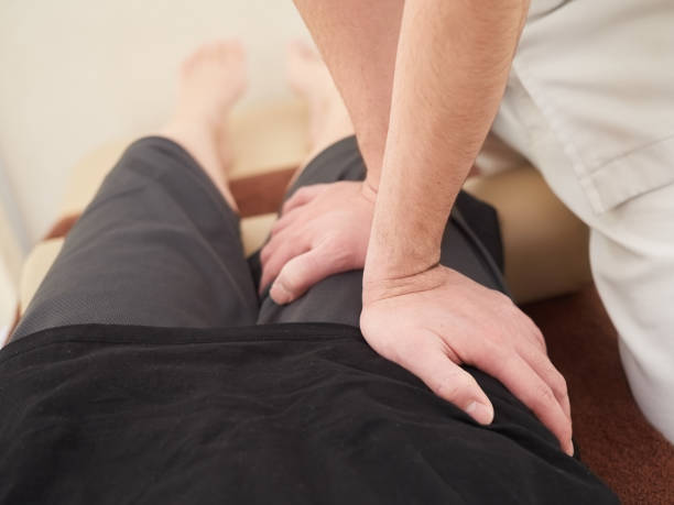 a japanese woman getting a foot massage at a seitai clinic - reflexology massaging recovery sport imagens e fotografias de stock