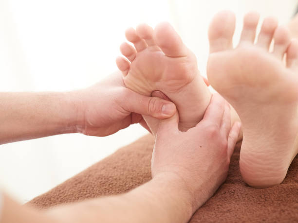清泰クリニックでフットマッサージを受ける日本人女性 - human foot barefoot sole of foot human toe ストックフォトと画像