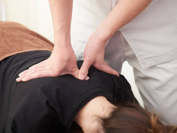 une femme japonaise obtenant un massage à une clinique de seitai - shiatsu photos et images de collection