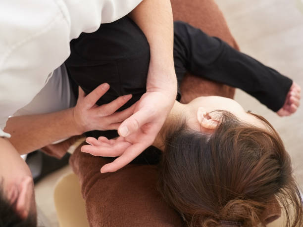 a japanese woman getting a shoulder massage at a seitai clinic - clavicle imagens e fotografias de stock