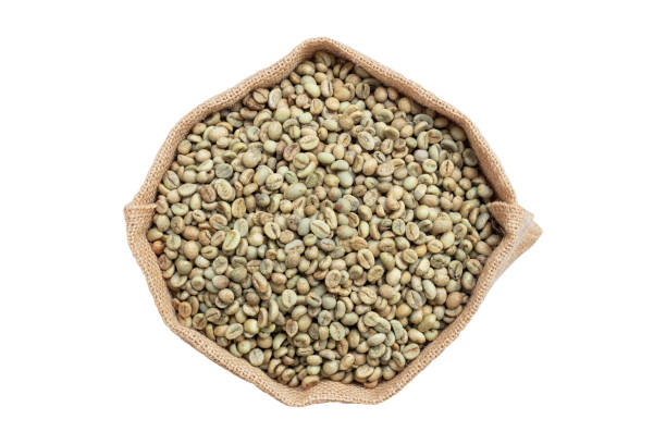 vista dall'alto dei chicchi di caffè verde in sacco sacchetto isolato su sfondo bianco - coffee crop bean seed directly above foto e immagini stock