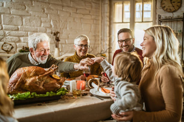 feliz familia extendida en la comida de acción de gracias en la mesa de comedor. - happy thanksgiving fotografías e imágenes de stock