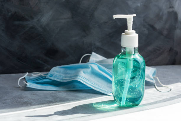 gel antiséptico y mascarillas médicas - hand sanitizer liquid soap hygiene healthy lifestyle fotografías e imágenes de stock