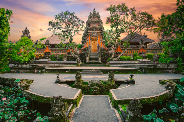 bali, templo hindu saraswati em ubud - asia buddha buddhism carving - fotografias e filmes do acervo