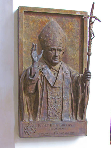 placa conmemorativa al papa benedicto xiv en la iglesia frauenkirche - benedict xvi fotografías e imágenes de stock