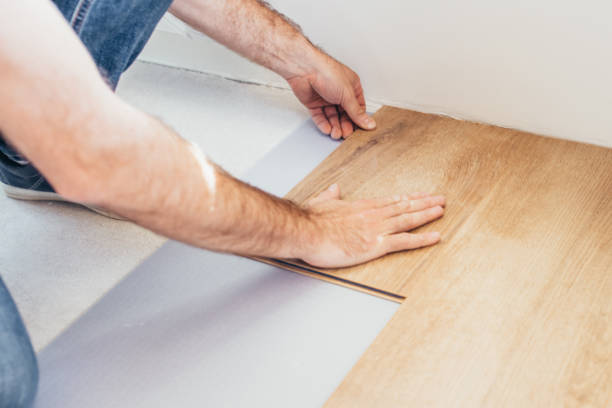 prima di iniziare a posare da soli la pavimentazione in laminato, si consiglia di esaminare le istruzioni di installazione per il laminato - hardwood floor installing floor wood foto e immagini stock