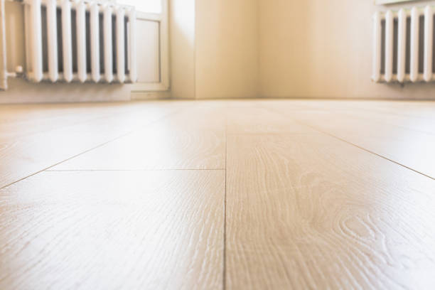 minsk, bielorrusia - 05 de agosto de 2019: suelo laminado tarkett woodstock roble blanco de madera - tarkett fotografías e imágenes de stock