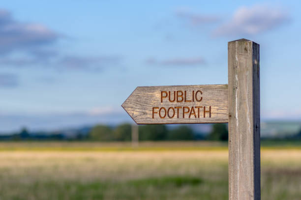 max load 10 tons - directional sign wood sign footpath imagens e fotografias de stock