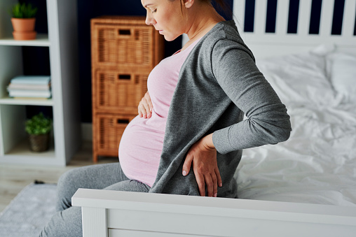Mujer embarazada sintiendo dolor en la espalda photo