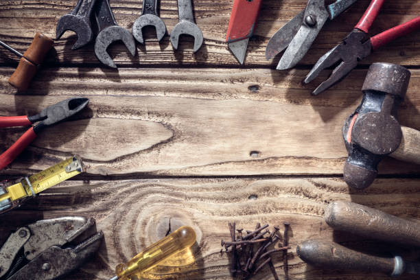 fond d’outils de travail de construction - home improvement hammer work tool nail photos et images de collection