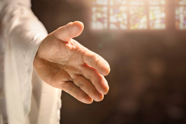 mão de deus ou jesus estendendo a mão - believe miracle church forgiveness - fotografias e filmes do acervo